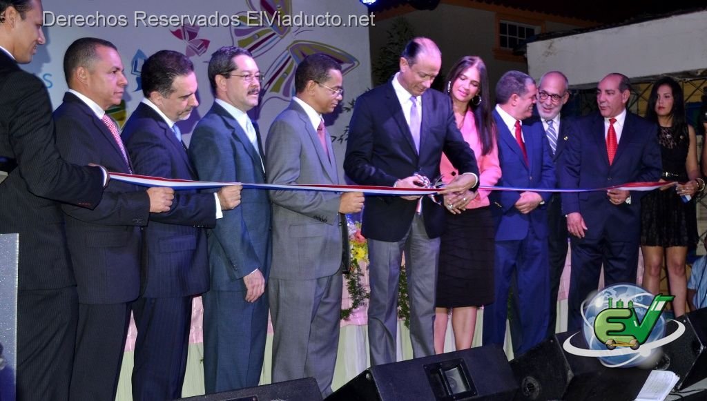 Corte de cinta en inauguración de la Feria Regional del Libro 2012